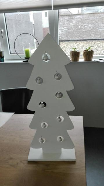 Kerstboom van hout beschikbaar voor biedingen