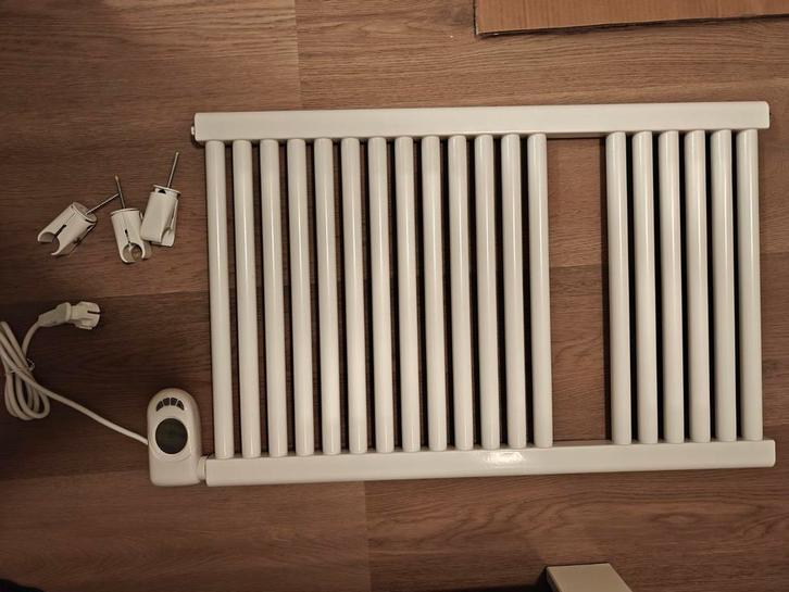 Cordivari Handdoekenradiator + Thermostaat Selmo Musa Plus, Doe-het-zelf en Verbouw, Verwarming en Radiatoren, Zo goed als nieuw