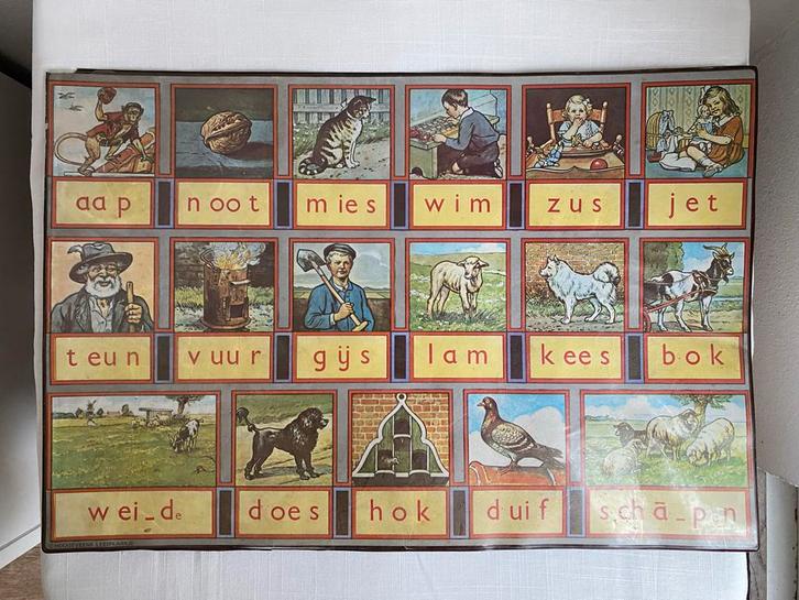 Vintage placemat met ‘Aap Noot Mies’-leesplankje, Antiek en Kunst, Antiek | Schoolplaten, Overige thema's, Ophalen of Verzenden