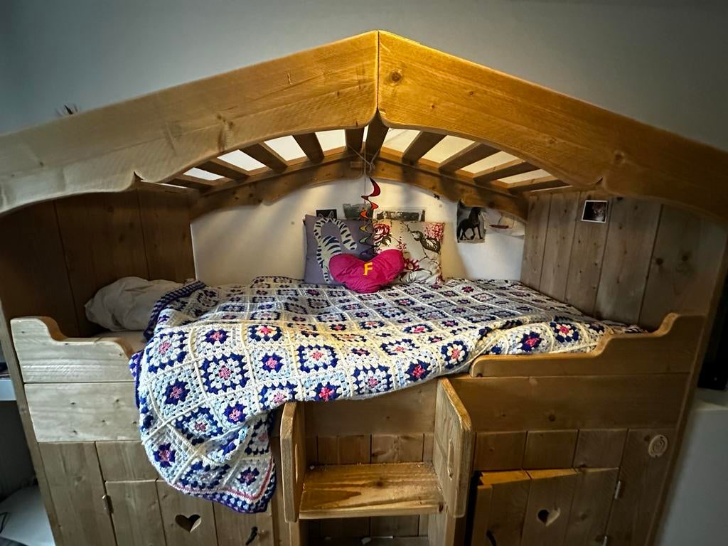 Leuke halfhoogslaper met bedhuisje (met 4 gratis knuffels), Ophalen, Zo goed als nieuw, Halfhoogslaper