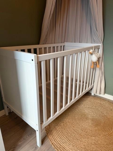 Babykamer commode en ledikant, Kinderen en Baby's, Kinderkamer | Complete kinderkamers, Zo goed als nieuw, Jongetje of Meisje