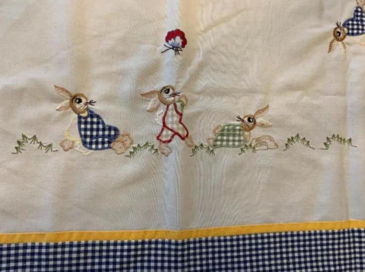 Tafelkleed, dekservet Pasen borduursels geblokte rand; 82*84, Huis en Inrichting, Tafelkleden, Zo goed als nieuw, Vierkant, Binnen