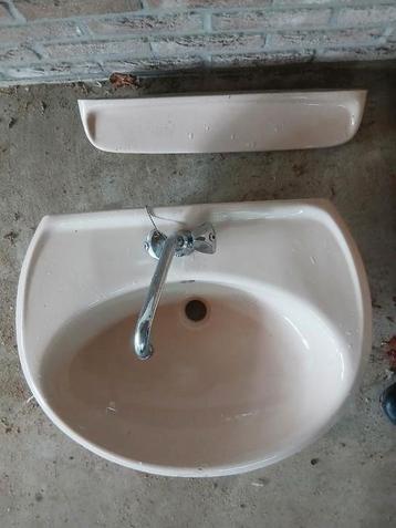 Wastafel, geheel gaaf, 62 x 47 cmm cremekleurig, €10,- beschikbaar voor biedingen
