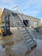 Stalen trap met bordes gegalv. Hoog 2,95 mtr. Nob173, Doe-het-zelf en Verbouw, Ladders en Trappen, Ophalen, Zo goed als nieuw