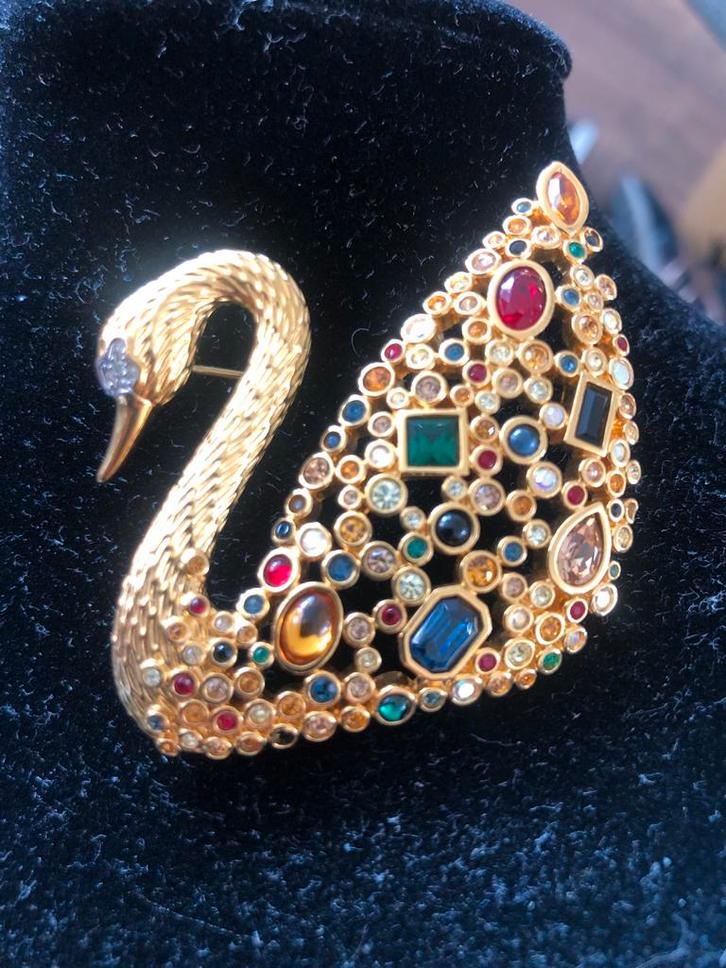 Goudkleurige Zwaan jubileum swarovski Broche met Edelstenen, Sieraden, Tassen en Uiterlijk, Broches, Gebruikt, Overige materialen