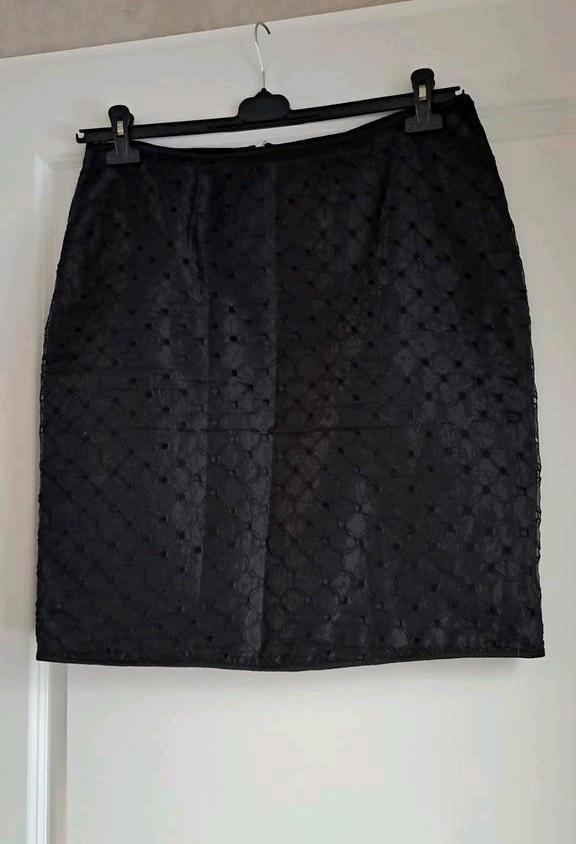 Elegante damesrok van het merk Lynde, Kleding | Dames, Rokken, Zo goed als nieuw, Maat 42/44 (L), Zwart, Knielengte, Ophalen of Verzenden