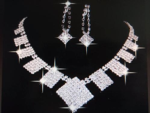 Zilveren ketting met oorbellen en veel strass., Sieraden, Tassen en Uiterlijk, Kettingen, Nieuw, Overige materialen, Zilver, Verzenden