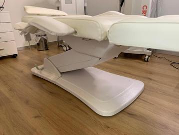 Witte elektrische cosmetische behandelstoel van Olymp beschikbaar voor biedingen