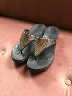 Crocs teenslippers met lage plateauzool zwart-zilver 36-37, Gedragen, Slippers, Ophalen of Verzenden, Crocs