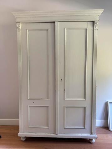 Brocante kast. beschikbaar voor biedingen