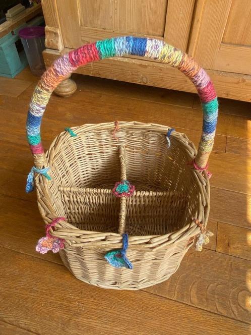 Vintage rieten flessenmand met gehaakte versiersels. Uniek!, Huis en Inrichting, Woonaccessoires | Schalen en Manden, Zo goed als nieuw