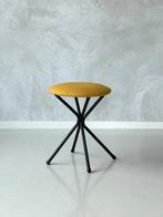 Vintage kruk geel retro krukje jaren 50 design stool 1950s, Gebruikt, Staal, Onbekend, Ophalen of Verzenden