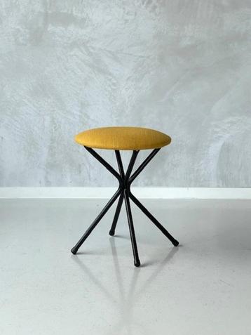 Vintage kruk geel retro krukje jaren 50 design stool 1950s beschikbaar voor biedingen
