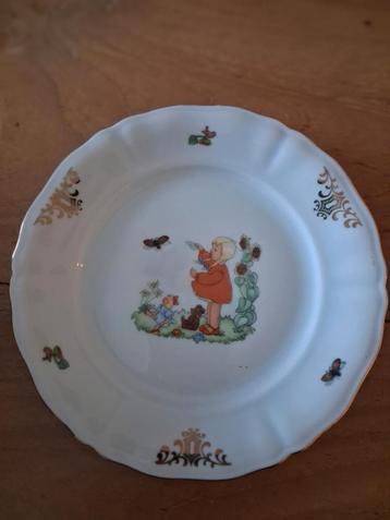 Antiek kinderbordje beschikbaar voor biedingen