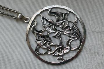 Grote ronde hanger met Cala lelies beschikbaar voor biedingen