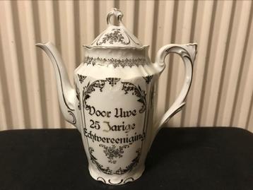 Mooie porseleinen koffiekan voor een 25 jarig huwelijksfeest beschikbaar voor biedingen