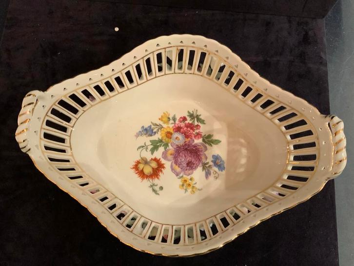 Antieke Porseleinen Fruitschaal met Bloemmotief, Antiek en Kunst, Antiek | Schalen, Ophalen of Verzenden