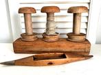 Decoratieve oude klossen op standaard met spoel hout, Antiek en Kunst, Ophalen