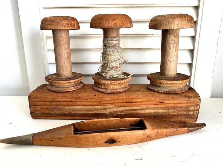 Decoratieve oude klossen op standaard met spoel hout, Antiek en Kunst, Curiosa en Brocante, Ophalen
