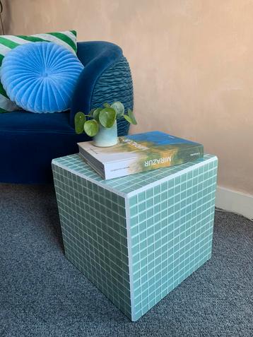 Tegel kubus tafel azuurblauw of roze beschikbaar voor biedingen