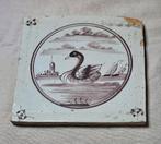 Antieke tegel met zwaan, Antiek en Kunst, Antiek | Wandborden en Tegels, Ophalen of Verzenden