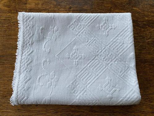 Antiek Commodekleed  witte prachtige oude stof ., Antiek en Kunst, Antiek | Kleden en Textiel, Ophalen of Verzenden