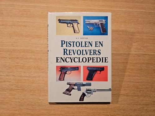 Geillustreerde pistolen en revolvers encyclopedie, Boeken, Overige Boeken, Zo goed als nieuw, Ophalen of Verzenden