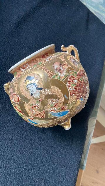 Satsumi wierook-vaas. Japan. Fraai bewerkt. 3-poot. Koopje beschikbaar voor biedingen