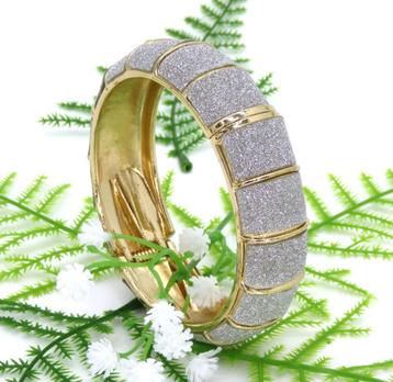 Prachtige gekleurde rosé gouden damesarmband. beschikbaar voor biedingen