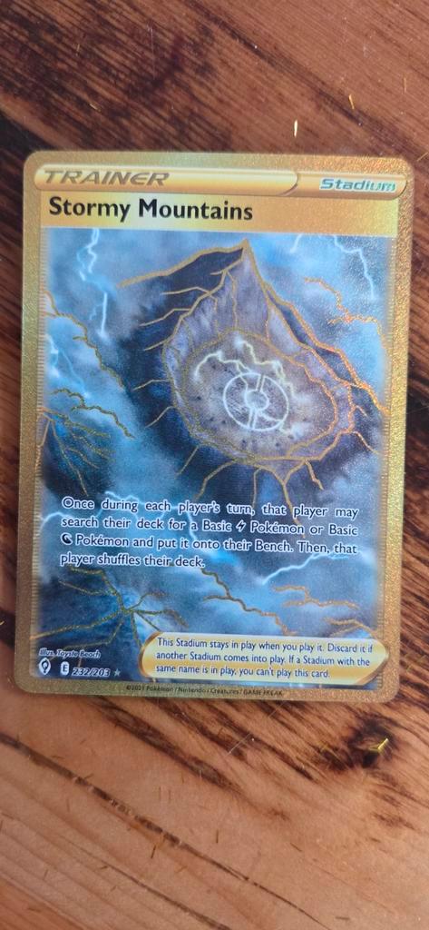 Pokémon - Stormy Mountains - Gold - Evolving Skies, Hobby en Vrije tijd, Verzamelkaartspellen | Pokémon, Zo goed als nieuw, Losse kaart