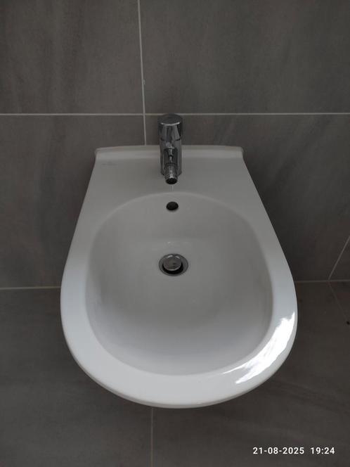 Bidet Villeroy & Boch inclusief Grohe kraan, Doe-het-zelf en Verbouw, Sanitair, Zo goed als nieuw, Toilet, Steen, Ophalen