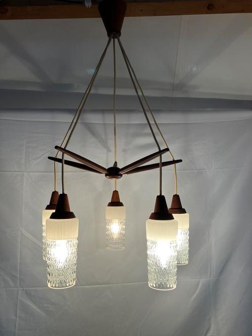 Vintage Scandinavische teakhout hanglamp met 5 glazen kapjes, Huis en Inrichting, Lampen | Hanglampen, Gebruikt, Minder dan 50 cm