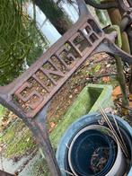 Oude Singer naaimachine onderstel brocante, Antiek en Kunst, Antiek | Naaimachines, Ophalen