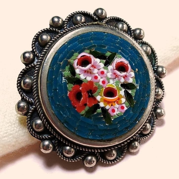 Italiaanse vintage broche micro mozaïek glas bloemen, Sieraden, Tassen en Uiterlijk, Broches, Gebruikt, Overige materialen, Zilver