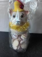 Nieuw gehaakt potje beer met gele hoed gevuld met snoepjes, Ophalen of Verzenden, Nieuw