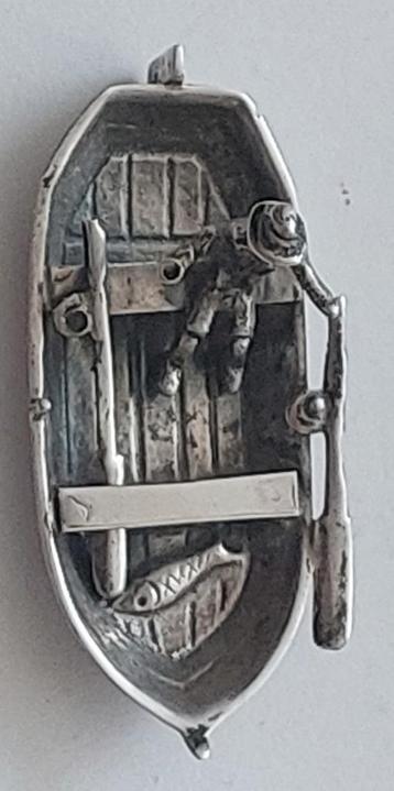 roeiboot met daarin een visser en een gevangen vis. beschikbaar voor biedingen