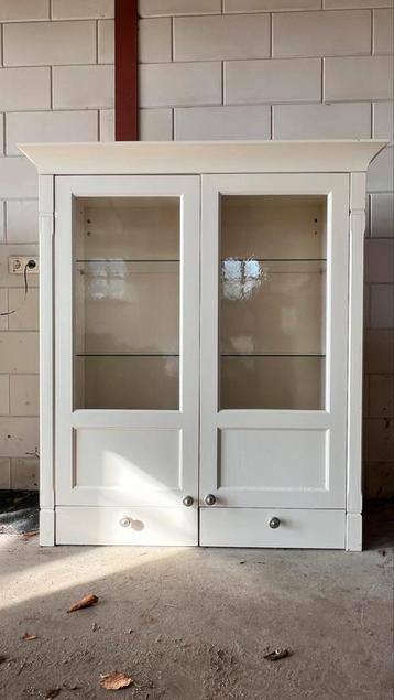 Kwalitatieve buffetkast met glas en 2 inbouw spotjes.