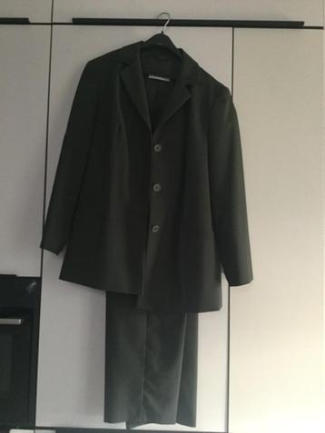 Damespak, M44, prachtige kleur beschikbaar voor biedingen