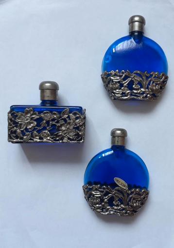 3 kobaltblauwe vintage parfumflesjes beschikbaar voor biedingen