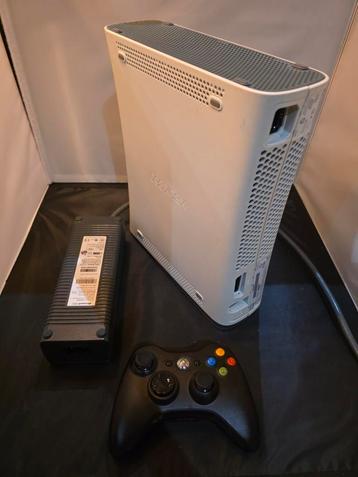 Xbox 360 S - Incl. Controller beschikbaar voor biedingen