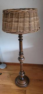 houten lampenvoet gedraaid dik hout, vintage, met rieten kap, Huis en Inrichting, Lampen | Vloerlampen, Ophalen, Zo goed als nieuw