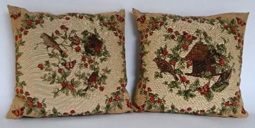 2 GOBELIN KUSSENS (Beige basis kleur met vogel/vlindermotief, Huis en Inrichting, Woonaccessoires | Kussens, Zo goed als nieuw