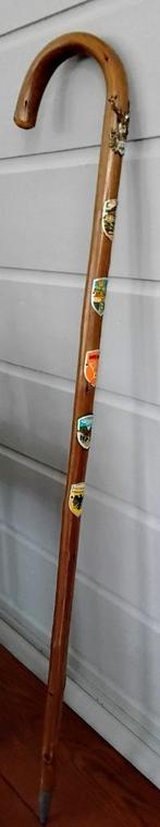 Oude houten wandelstok met metalen stokplaatjes - Duitsland, Antiek en Kunst, Ophalen of Verzenden