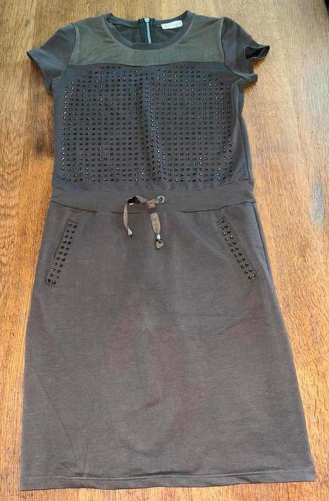 Jurk met glittersteentjes mosgroen maat M, Kleding | Dames, Jurken, Maat 38/40 (M), Nieuw, Ophalen of Verzenden, Knielengte