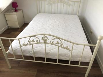Bed + matras 1.40x2 meter beschikbaar voor biedingen