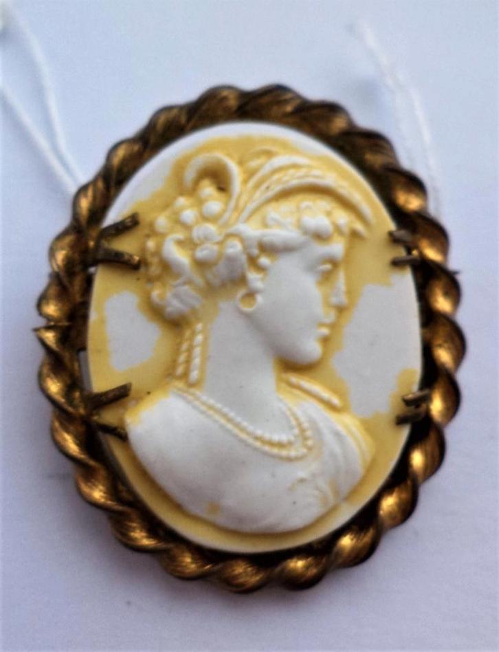 Camee broche, vergulde rand (6023-1502), Sieraden, Tassen en Uiterlijk, Broches, Zo goed als nieuw, Overige materialen, Goud, Ophalen