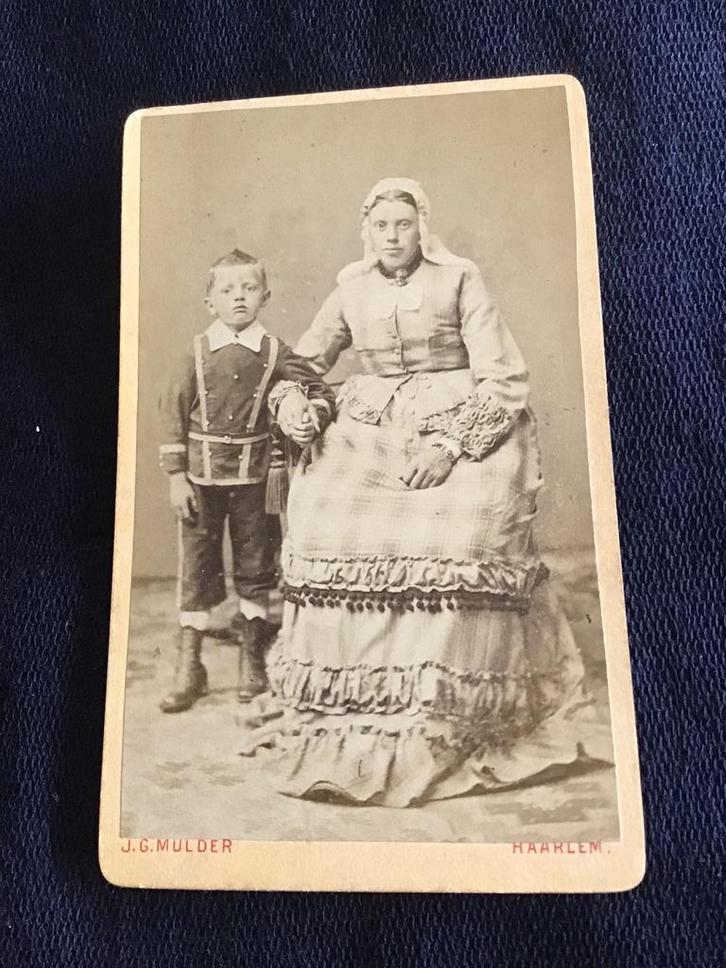 CDV, Vrouw klederdracht met kind, J.G. Mulder, Haarlem, Verzamelen, Foto's en Prenten, Gebruikt, Foto, Klederdracht, Voor 1940