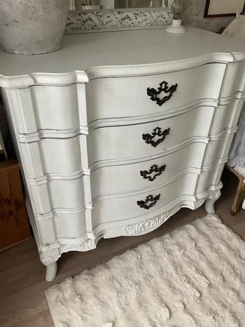 Brocante witte  commode vorm gegeven. beschikbaar voor biedingen