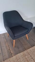Grijze stoel met houten poten, Ophalen of Verzenden, 75 tot 100 cm, 50 tot 75 cm