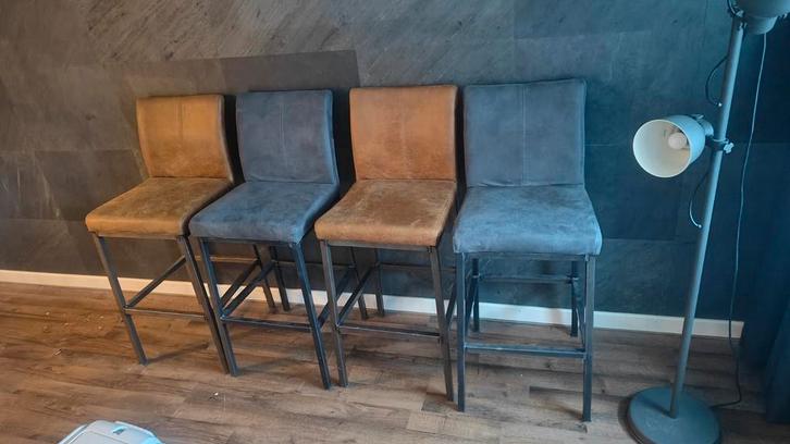 Vier barkrukken (leer en suède), Huis en Inrichting, Barkrukken, Gebruikt, 60 tot 90 cm, Leer, 2 krukken, Ophalen